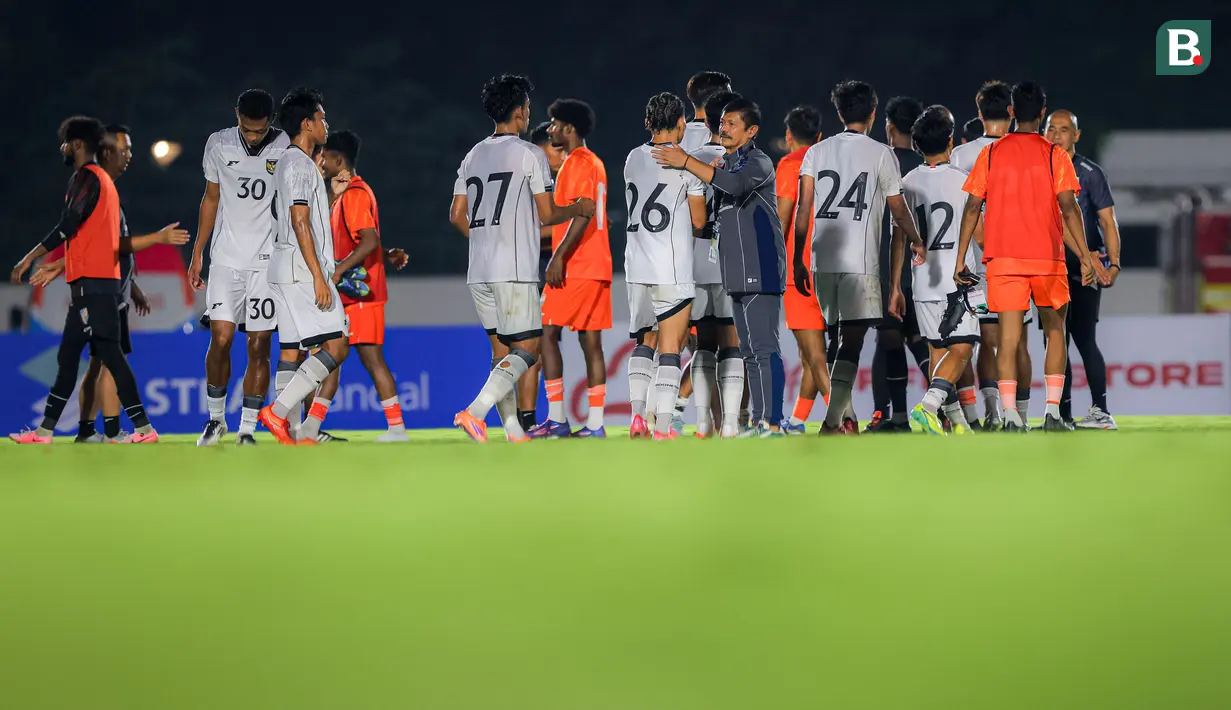 Pemain dan pelatih Timnas Indonesia U-22 bersalaman dengan pemain India setelah laga uji coba melawan di Stadion Madya, Senayan, Jakarta, Minggu (13/10/2025). (Bola.com/Bagaskara Lazuardi)