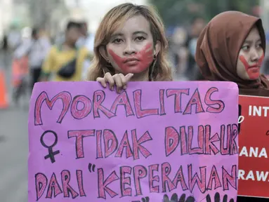 Massa Jaringan Muda Setara menggelar aksi solidaritas untuk atlet senam SA (17) saat HBKB di Jalan MH Thamrin, Jakarta, Minggu (8/12/2019). Massa menuntut permintaan maaf dan pemulihan nama baik SA yang dipulangkan dari SEA Games Filipina lantaran dianggap tidak perawan. (merdeka.com/Iqbal Nugroho)