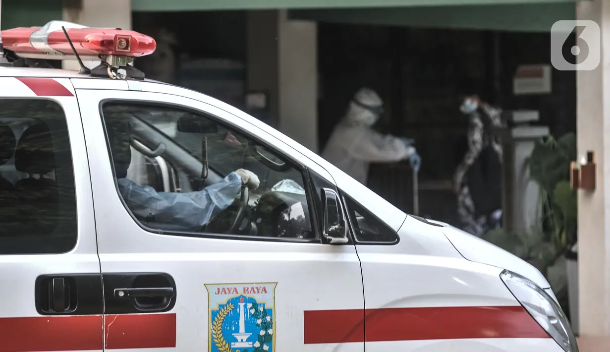 Ambulans yang membawa pasien OTG Covid-19 di Graha Wisata TMII, Jakarta, Selasa (22/6/2021). Lonjakan kasus aktif Corona menyebabkan kapasitas kamar isolasi pasien OTG Covid-19 di Graha Wisata TMII telah terisi penuh usai pada hari ini tercatat kedatangan 6 pasien. (merdeka.com/Iqbal S Nugroho)