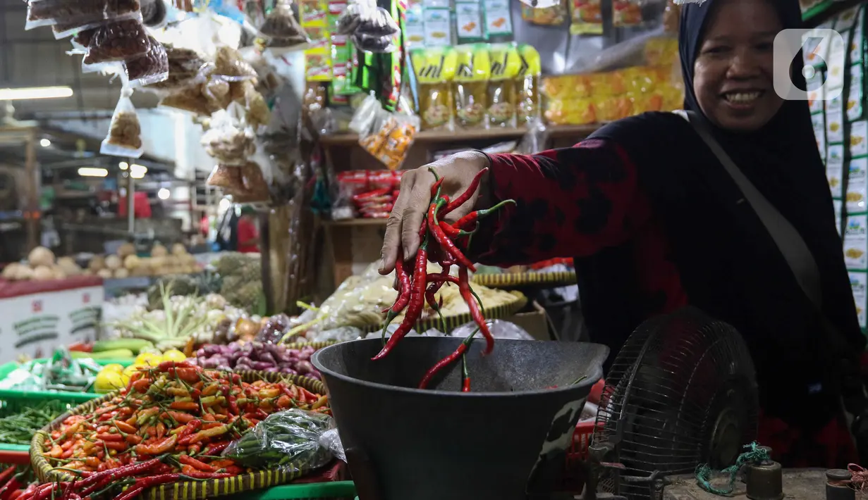 Pertama, faktor cuaca yang tidak menentu yang mempengaruhi produksi cabai. (Liputan6.com/Herman Zakharia)