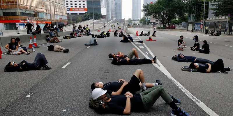 Lelah Berunjuk Rasa, Penolak RUU Ekstradisi Hong Kong Tidur di Jalanan