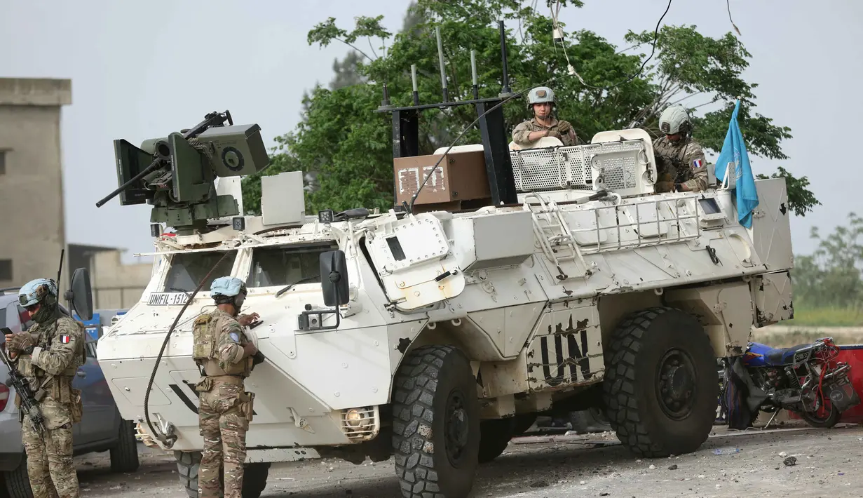 Otoritas Lebanon melaporkan sekitar 2.020 orang tewas akibat serangan Israel sejak konflik meningkat, Maret 2026. Tampak dalam foto, Kontingen Prancis dari Pasukan Sementara Perserikatan Bangsa-Bangsa di Lebanon (UNIFIL) berpatroli di daerah tersebut saat warga yang mengungsi kembali ke rumah mereka di wilayah Al-Qasmiyeh, Lebanon Selatan, pada Sabtu 18 April 2026. (MAHMOUD ZAYYAT/AFP)