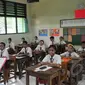 Sejumlah murid SDN 04 Jakarta, bersiap mengikuti Ujian Nasional (UN), Senin (18/5/2015). Sebanyak 153.266 peserta didik SD/MI dan sederajat di Jakarta mengikuti UN yang digelar 18-20 Mei. (Liputan6.com/Herman Zakharia)