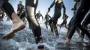Atlet bersiap dalam lomba renang 3800m yang merupakan bagian dari KMD Ironman Copenhagen 2015 di Copenhagen, Denmark. (23/8/2015). (Reuters/Nikolai Linares/Scanpix Denmark)