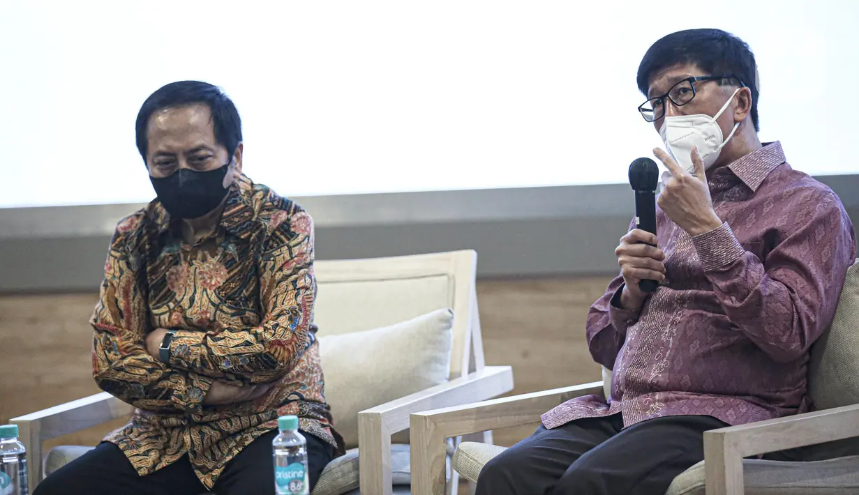 CEO Vidio Sutanto Hartono (kanan) berbicara saat hadir dalam MoU Kerja sama di Kantor Smartfren, Jakarta, Kamis (7/7/2022). Vidio mengumumkan kerja sama strategis dengan penyedia layanan internet MyRepublic dan Smartfren. (Liputan6.com/Faizal Fanani)