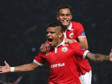 Striker Persija, Jose Guerra, merayakan gol yang dicetaknya ke gawang Persela Lamongan dalam laga Torabika Soccer Championship 2016 presented by IM3 Ooredoo di Stadion Utama Gelora Bung Karno, Jakarta, Jumat (13/5/2016). (Bola.com/NIcklas Hanoatubun)