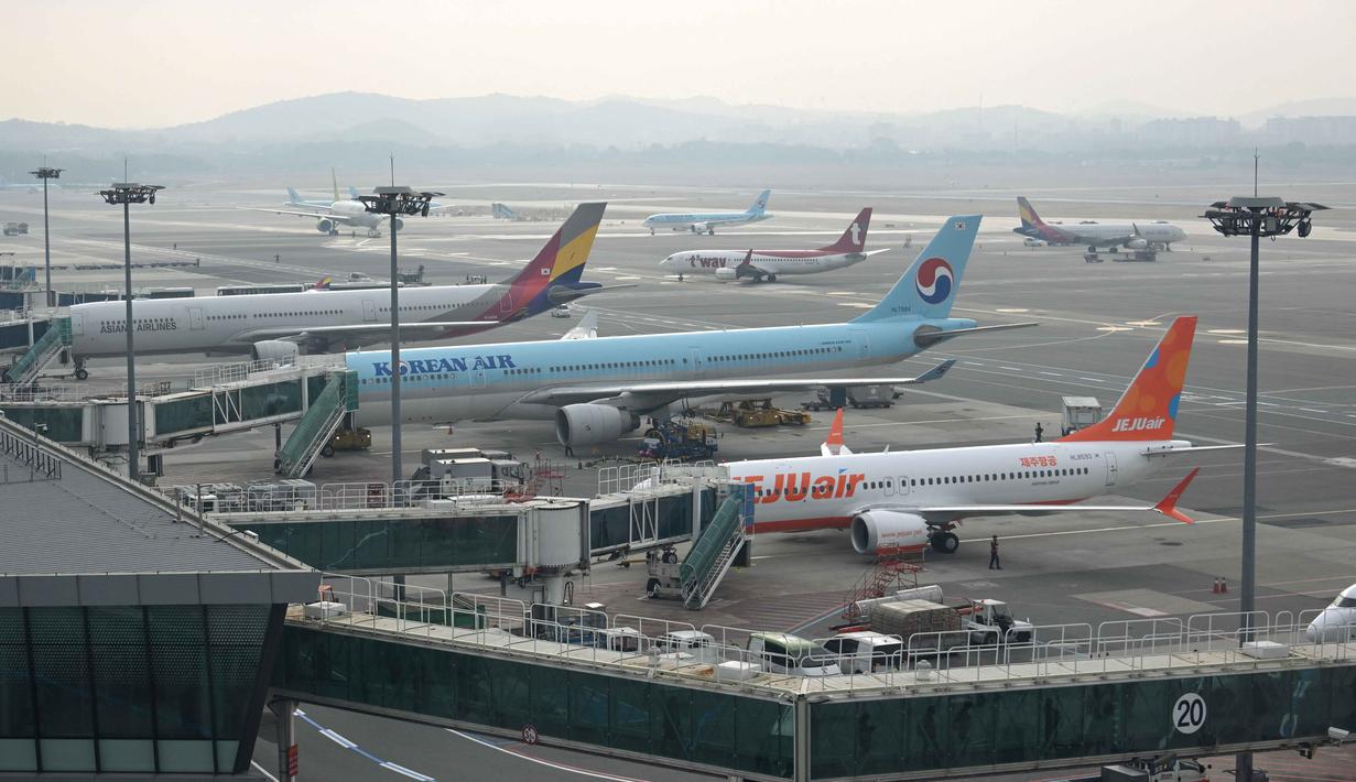 Dalam pandangan masyarakat Korea Selatan, Suneung adalah penentu jalan hidup, karena hasilnya bisa sangat berpengaruh, tidak hanya pilihan universitas, tetapi juga peluang karier, penghasilan, dan bahkan status sosial seseorang di masa depan. Tampak dalam foto, beberapa pesawat terparkir di Bandara Gimpo, Seoul pada Kamis 13 November 2025. (Jung Yeon-je/AFP)