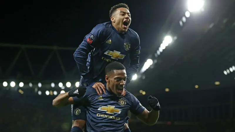 Gelandang Manchester United, Anthony Martial, merayakan gol yang dicetaknya ke gawang Arsenal bersama Jesse Lingard. (AFP/Ian Kington)