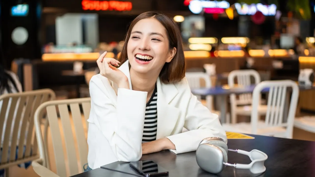 terenyum tertawa santai minum di kafe
