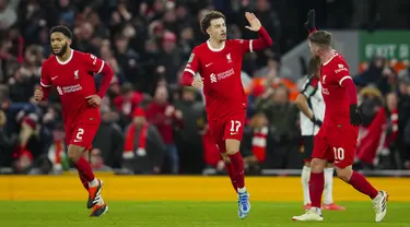 Gelandang Liverpool Curtis Jones (tengah) berselebrasi setelah mencetak gol pembuka timnya ke gawang Fulham pada leg pertama babak semifinal Piala Liga Inggris atau  Carabao Cup 2023/2024 di Stadion Anfield, Kamis (11/1/2024) dini hari WIB. (AP Photo/Jon Super)