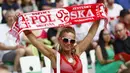 Aksi Fans Polandia yang membentangkan syal kebanggannya saat laga Swiss melawan Polandia pada babak 16 besar Piala Eropa 2016 di Stadion Geoffroy-Guichard, Saint-Etienne (26/6/2016) WIB. (REUTERS/Jason Cairnduff)
