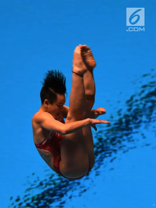 Atlet loncat indah saat tampil di final springboard 1m putri Asian Games 2018, Aquatic Centre, GBK, Jakarta, Jumat (31/8). Nomor ini dimenangkan oleh Wang Han asal China yang berhasil mendapatkan total skor 323.55. (Merdeka.com/Imam Buhori)