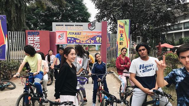 Jadi Guru Di Sinetron Ini 6 Potret Natalie Zenn Bareng Pemain Dari Jendela Smp Hot Liputan6 Com