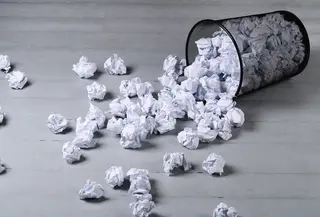 Mengurangi penggunaan kertas bisa membantu menyelamatkan pohon di bumi. (Foto: Freepik/)