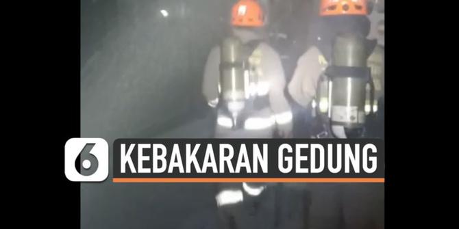 VIDEO: Aksi Petugas Padamkan Kebakaran Gedung BEC Bandung