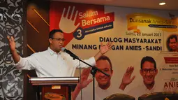 Cagub DKI Jakarta, Anis Baswedan saat berdialog dengan masyarakat Minang yang tinggal di Jakarta, Sabtu (21/1). Dalam dialog tersebut masyarakat Minang yang tergabung dalam DUNSANAK Anies-Sandi siap memenangkan pemilu DKI. (Liputan6.com/Angga Yuniar)