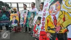 Forum Seniman Jakarta (Formaja) gelar aksi di depan pintu gerbang gedung MPR/DPR RI menuntut agar Ketua DPR, Setya Novanto untuk mundur, Jakarta, Senin (7/12/2015). (Liputan6.com/Yoppy Renato)