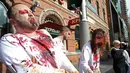Aksi Aktivis Perlakuan Etis terhadap Hewan (PETA) berdandan menyerupai zombie di depan sebuah restoran cepat saji di Sydney, Kamis (15/6). Aksi tersebut sebagai bentuk protes terhadap konsumsi daging dan mempromosikan vegetarian. (AP Photo/Rick Rycroft)