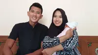 Bek Persikabo, Didik Wahyu, berfoto bersama istri, Zahrotul Haqqo Yara, dan putri pertama yang baru lahir pada 24 Juli lalu. (Dok. Pribadi)