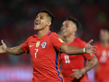 Striker Arsenal, Alexis Sanchez, menyumbang 2 gol saat Cile melumat Uruguay, 3-1, pada laga Kualifikasi Piala Dunia 2018 zona CONMEBOL di Stadion Nasional Julio Martinez Pradanos, Santiago, Rabu (16/11/2016) pagi WIB. (AFP/Martin Bernetti)