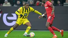 Pemain Bourssia Dortmund, Jamie Bynoe-Gittens (kiri) berusaha melewati pemain Bayer Leverkusen, Edmond Tapsoba saat laga lanjutan Liga Jerman 2022/2023 di BayArena, Leverkusen, 29 Januari 2023. Musim ini, Bynoe-Gittens sukses melesatkan 3 gol dan 1 assist dalam 17 pertandingan bersama Die Borussen. Ia masuk ke dalam 23 nama Timnas Inggris U-20 untuk laga uji coba menjelang Piala Dunia U-20 2023. (AFP/Sascha Schuermann)