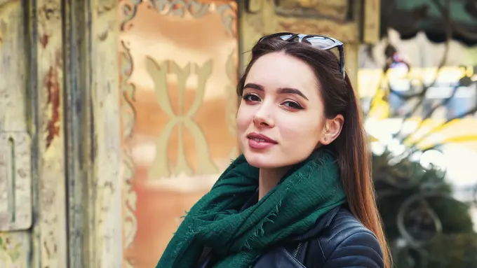 perempuan cantik menawan