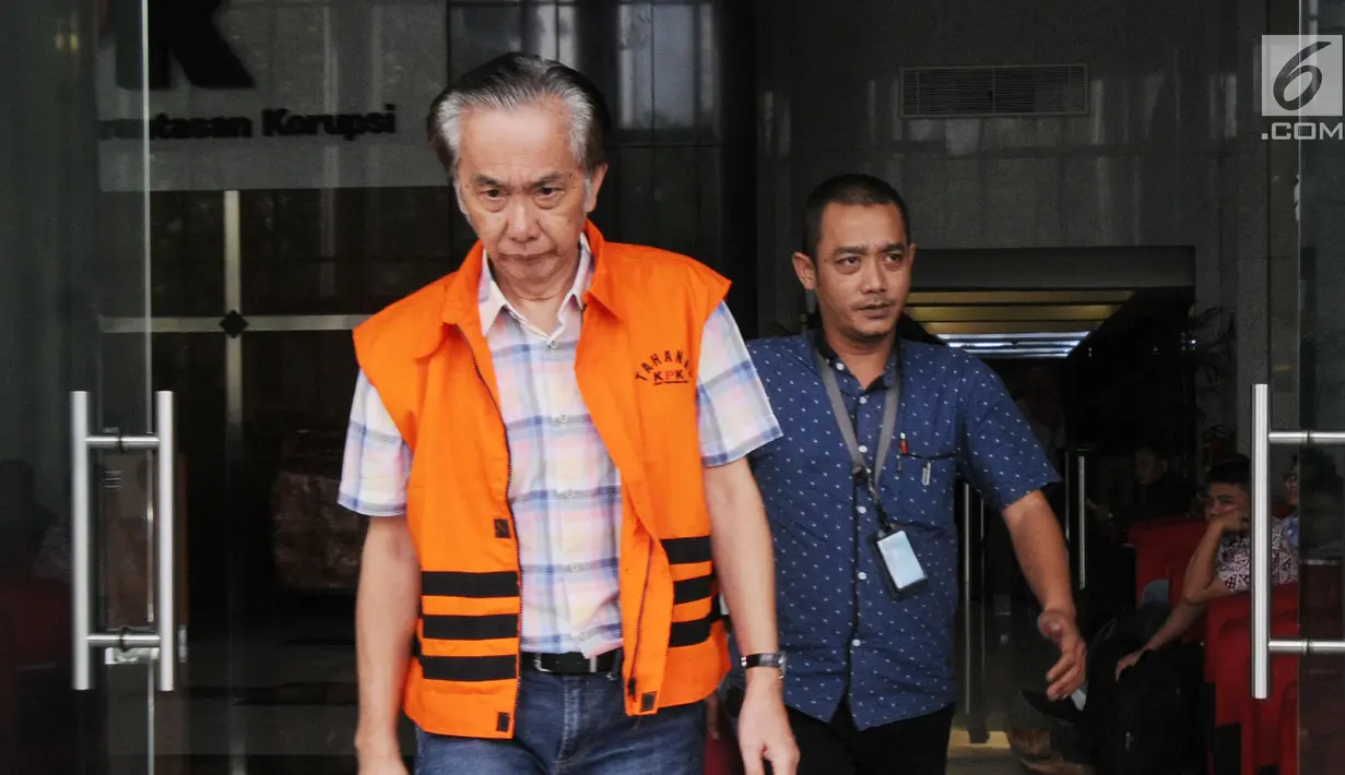 Direktur Utama PT PBM Puspo Sukrisna alias Asun (kiri) keluar dari Gedung KPK, Jakarta, Rabu (25/7). Asun menandatangani perpanjangan penahanan untuk 40 hari ke depan. (Merdeka.com/Dwi Narwoko)