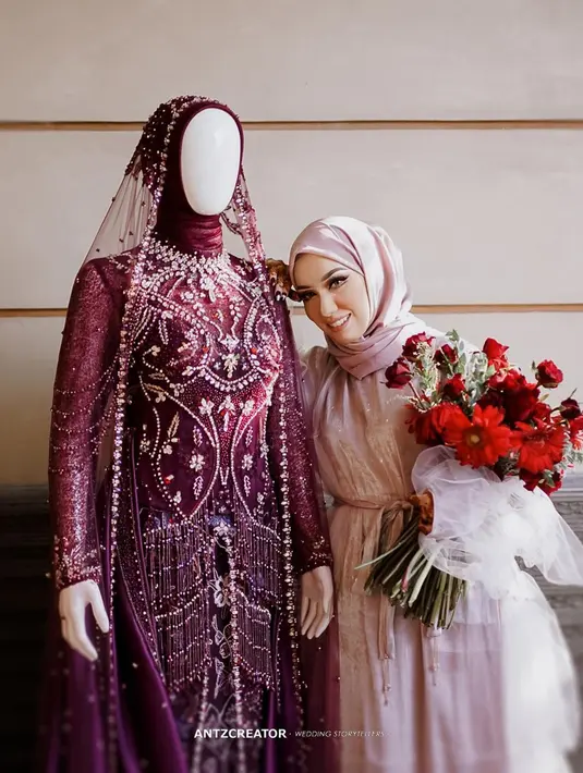 Penampilan Amira juga berhasil mencuri perhatian banyak netizen. Ia tampil dengan busana pernikahan berwarna maroon serta makeup Arabian Look. (Liputan6.com/IG/@amira_krmn)