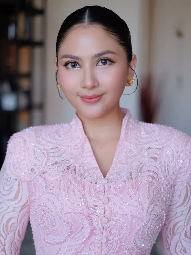 6 Potret Jessica Mila di Pembaptisan Putrinya, Padukan Songket dan Kebaya Pink