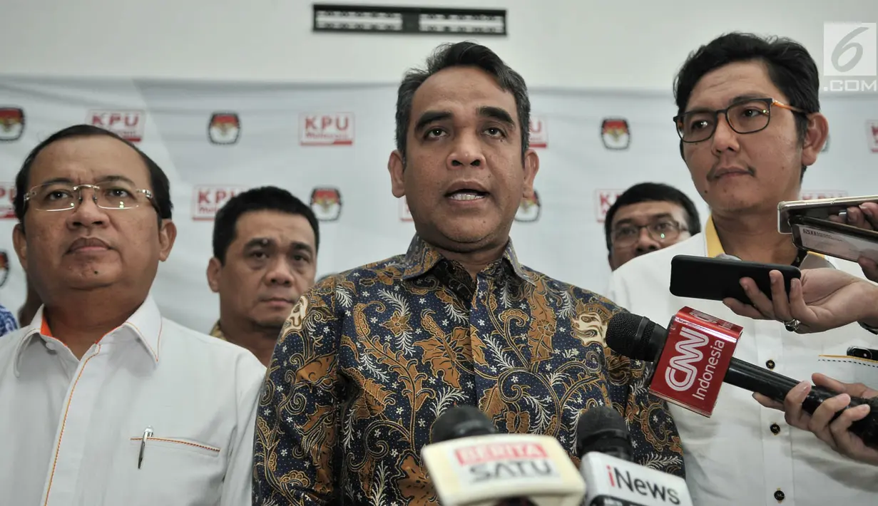 Sekjen Gerindra Ahmad Muzani, Sekjen PKS Mustafa Kamal, Sekjen Partai Berkarya Priyo Budi Santoso memberi keterangan usai melakukan pertemuan tertutup dengan komisioner KPU, Jakarta, Rabu (17/10). (Merdeka.com/Iqbal S Nugroho)