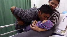 Toni Manurung mencium bayinya yang sebelumnya diculik di RS Hasan Sadikin, Bandung (ANTARA FOTO/Agus Bebeng)