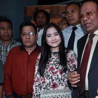 Prilly Latuconsina melaporkan kasus foto bugil yang menderanya ke Polda Metro Jaya (Deki Prayoga/Bintang.com)