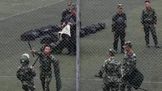 Polisi paramiliter China mengambil bagian dalam pelatihan di stadiun olahraga di Shenzhen, kota di dekat perbatasan dengan Hong Kong, China (30/10/2019). Ratusan polisi militer China ini dikhawatirkan Amerika Serikat akan dikirim ke Hong Kong untuk membubarkan pengunjuk rasa. (AP Photo/Andy Wong)