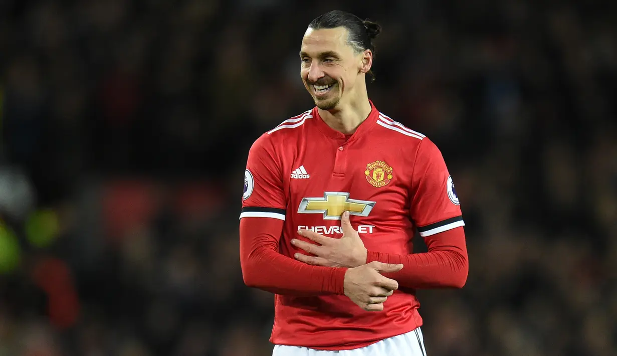 Penyerang Manchester United, Zlatan Ibrahimovic bereaksi selama laga pekan ke-12 Liga Primer Inggris kontra Newcastle United di Old Trafford, Minggu (19/11). Sejatinya, Ibra baru bisa diprediksi bisa kembali bermain dalam sembilan bulan. (Oli SCARFF/AFP)