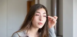 Kombinasi warna makeup yang harmonis mampu membantu menonjolkan keindahan mata kecil khas perempuan Asia. (Foto/dok: Pexels/Kampus Production)