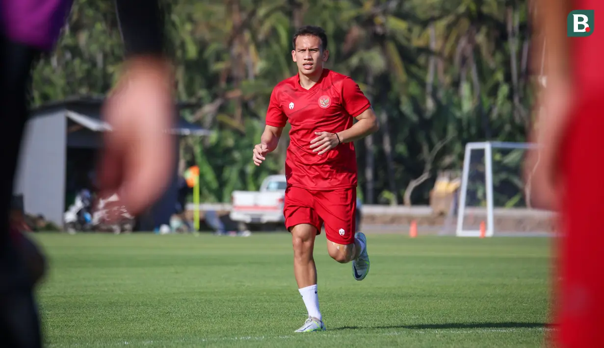 Pemain Timnas Indonesia, Egy Maualana Vikri saat sesi latihan terbuka yang berlangsung di Training Ground Bali United, kawasan Pantai Purnama, Gianyar pada Jumat (16/12/2022). Ini adalah sesi latihan terbuka terakhir yang bisa diliput oleh awak media sebelum bertolak ke Jakarta pada Minggu nanti. (Bola.com/Maheswara Putra)