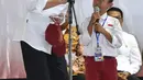 Presiden Joko Widodo atau Jokowi memberi pertanyaan kepada seorang siswa acara penyerahan KIP dan PKH di Kota Banjarbaru, Kalimantan Selatan (26/3). (Liputan6.com/Pool/Biro Setpres)
