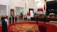 Presiden Joko Widodo atau Jokowi melantik Edy Natar Nasution sebagai Gubernur Riau sisa masa jabatan 2019-2024 di Istana Negara, Jakarta, Senin (27/11/2023). (Merdeka.com/  Muhammad Genantan Saputra)