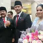 Menteri Agraria dan Tata Ruang/Kepala Badan Pertanahan Nasional (ATR/BPN) Agus Harimurti Yudhoyono (ketiga kiri) bersama Menko Polhukam Hadi Tjahjanto bersalam komando sesaat sebelum prosesi serah terima jabatan di Kementrian ATR/BPN, Jakarta, Rabu (21/2/2024). (Liputan6.com/Angga Yuniar)