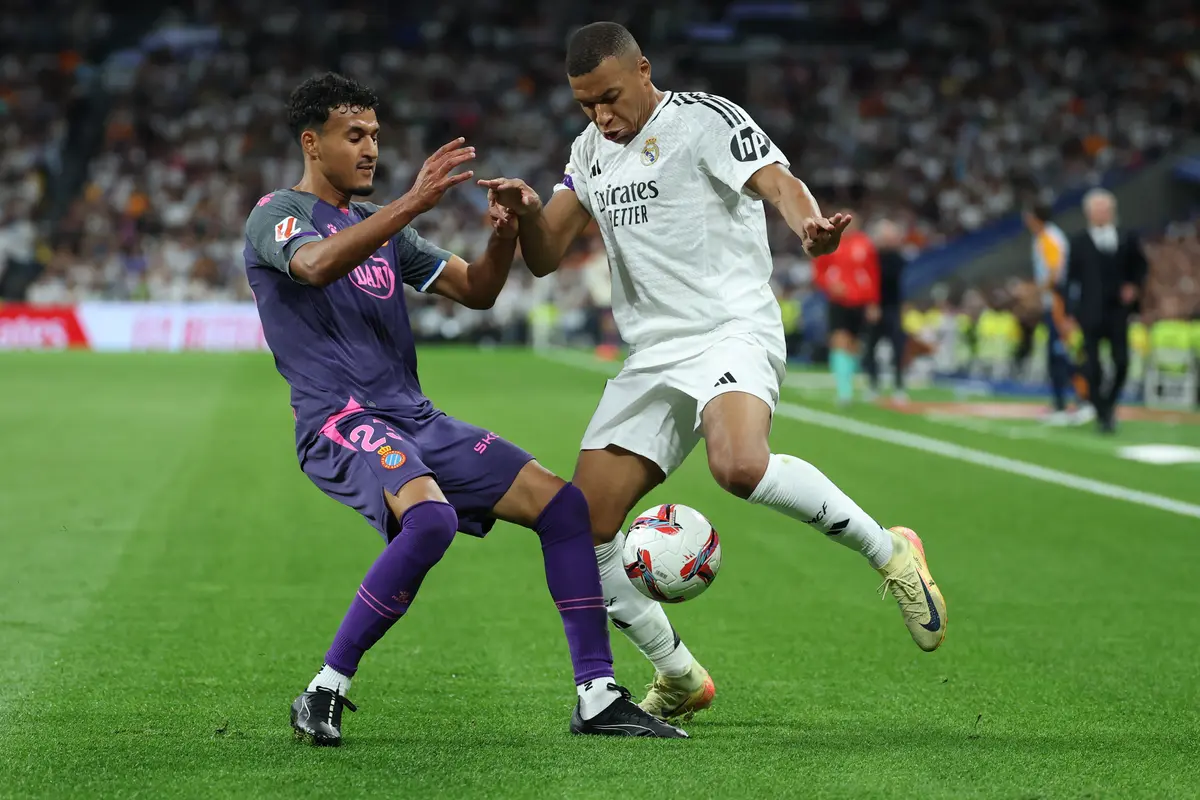Omar El Hilali saat berduel dengan Kylian Mbappe
