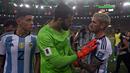 Adu argumentasi terjadi antara kiper Timnas Brasil, Allison Becker (tengah), dengan pemain Timnas Argentina Rodrigo De Paul saat pertandingan Kualifikasi Piala Dunia 2026 Zona CONMEBOL yang berlangsung di Maracana Stadium, Rio de Janeiro, Rabu (22/11/2023) pagi WIB. (AFP/Carl De Souza)