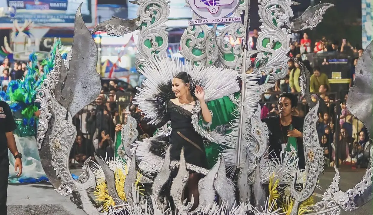 Prilly Latuconsina tampil dengan kostum megah bernuansa monokrom di Jember Fashion Carnaval [@prillylatuconsina96]