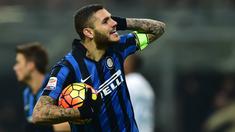 Penyerang Inter Milan, Mauro Icardi, melakukan selebrasi usai mencetak gol ke gawang Lazio pada lanjutan Serie A Italia di Stadion San Siro, Milan, (20/12/2015). Lazio menang atas Inter Milan dengan skor 2-1. (AFP/Giuseppe Cacace)
