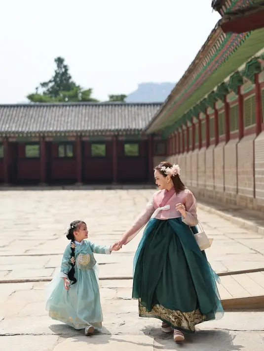 Gaya rambutnya pun mendukung keseluruhan look ala eonnie Korea. Rambutnya ditata rapi dengan sentuhan floral hairpiece di sisi kepala, membuat penampilannya semakin manis dan menawan. Makeup-nya terlihat flawless dengan rona natural yang mempertegas fitur wajah tanpa terlihat berlebihan. [@shandyaulia].