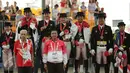 Tim berkuda Indonesia meraih medali emas SEA Games 2015 nomor nomor tunggang serasi tim yang dihelat di Singapore Turf Club Riding Centre, Sabtu (6/6/2015). Menpora Imam Nahrawi mengalungkan medali pada para pemenang (Liputan6.com/Helmi Fithriansyah)
