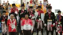 Tim berkuda Indonesia meraih medali emas SEA Games 2015 nomor nomor tunggang serasi tim yang dihelat di Singapore Turf Club Riding Centre, Sabtu (6/6/2015). Menpora Imam Nahrawi mengalungkan medali pada para pemenang (Liputan6.com/Helmi Fithriansyah)