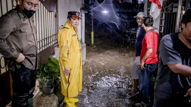 Bupati jember Hendy Siswanto meninjau lokasi banjir di kawasan rumahnya. (jemberkab.go.id)