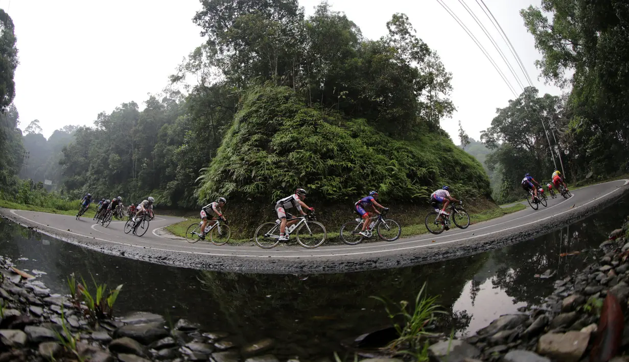 Para pebalap melewati kawasan hutan Bonjol dalam Etape 7 Tour de Singkarak 2015 antara Pasaman-Pasaman Barat, Jumat (9/10/2015). (Bola.com/Arief Bagus)