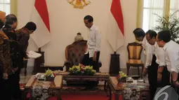 Presiden Jokowi ingin bantuan sosial ke masyarakat dicairkan lewat sistem perbankan. Jokowi membutuhkan peran Otoritas Jasa Keuangan (OJK) sebagai pengawas, Jakarta, Jumat (31/10/2014). (Liputan6.com/Herman Zakharia)