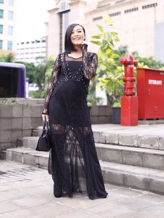 Rinni Wulandari, baru saja dipersunting Jevin Julio pada Mei 2017 lalu kini sedang berbadan dua. Selama beberapa bulan ke depan, Rinni akan menyandang status baru menjadi seorang ibu. (Instagram/rinni_w)